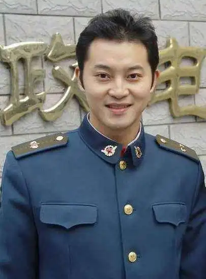 战狼2吴京军装帅到炸裂那些穿军装英气逼人的明星