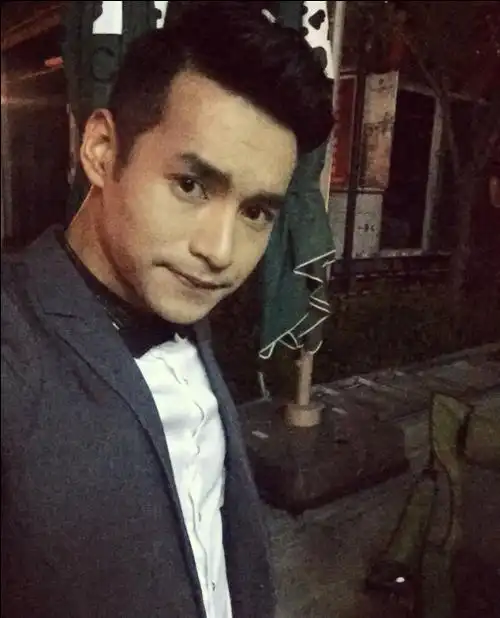 p>文松,原名石文嵩,1986年6月9日出生于辽宁省营口市,中国内地影视男