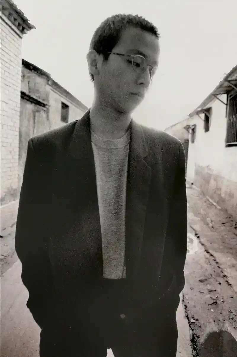 《我们这一代》里肖全二十多年前去到北京约了雍和宫附近的窦唯(音乐