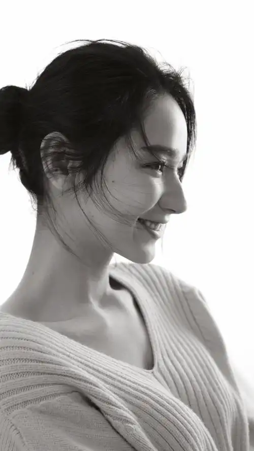 代斯精美壁纸:高鼻梁大眼睛,五官瞩目,典型的新疆美女