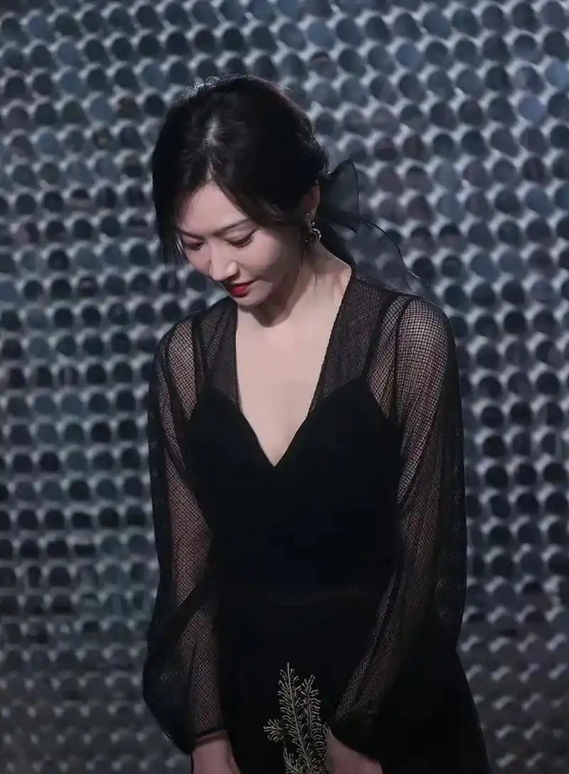 景甜穿黑色深v纱裙现身,事业线抢镜 67!#景甜