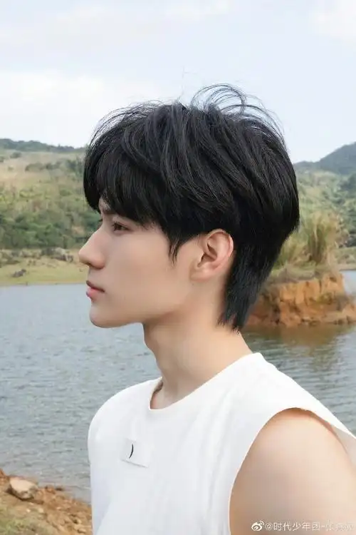 张真源晒侧颜库存照