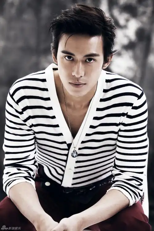 新浪娱乐讯 陈楚河最新写真在5月9日生日当天曝光,古老怀旧的光影间