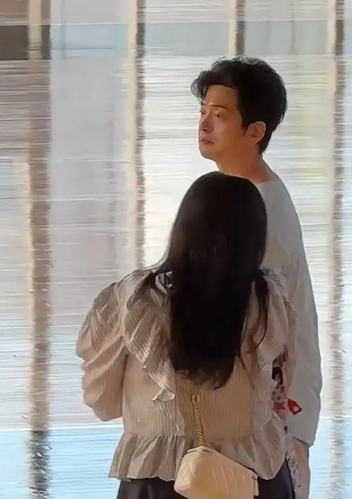 网友偶遇李健和老婆同框老夫老妻好恩爱