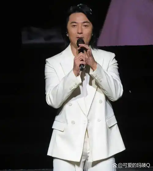 对于更多男性朋友们而言,"陈浩南" 时期的郑伊健才是他们心中最帅的