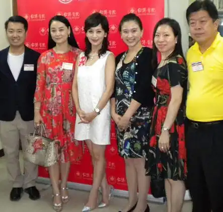 图赵雅芝去养老院图片年轻白娘子人气不减当年