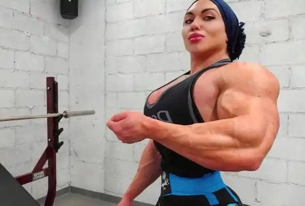 200斤姑娘爱健身,肌肉身材壮如牛,被丈夫抱在怀里举高高