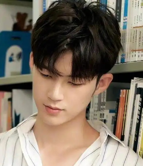 2022男生微中分盖头,超火的短发发型推荐