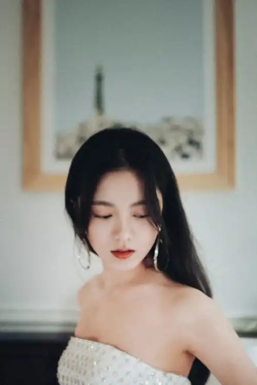 赵今麦闪钻镂空礼服