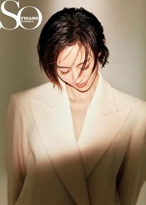 张钧甯时尚封面大片上线清丽灵动释放愉悦暖洋气息