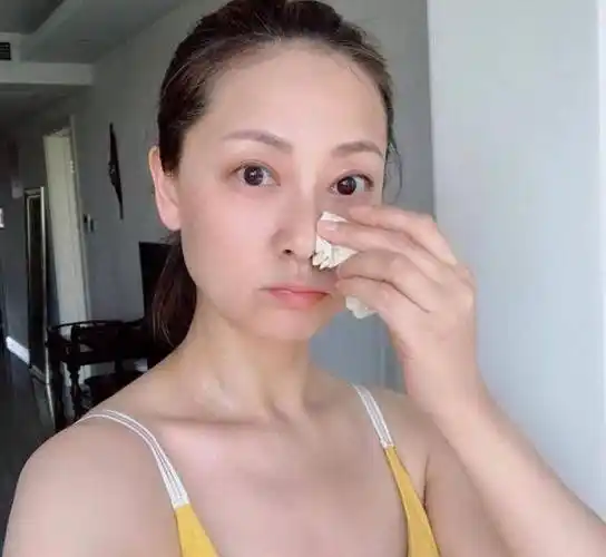 近期,张卫健的妻子张茜在自己的社交平台上晒出了一张素颜健身照片