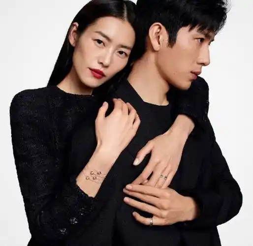 井柏然高调秀恩爱:我女朋友素颜太好看了!网友直呼狗粮吃撑了