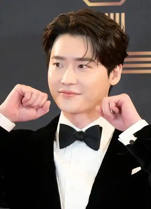 李钟硕的写真没有p就直接公开了_西装_表情_管理