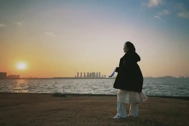 倪妮* 喜欢看姐姐随性自然的生活照,新壁纸有了