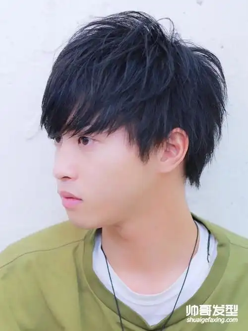 小鲜肉黑色发型怎么剪好看 时尚帅气的男生黑色短发(2)