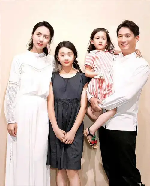 黄磊三胎儿子罕露正脸,孙莉晒儿女日常秀幸福,弟弟长得像多妹|何炅