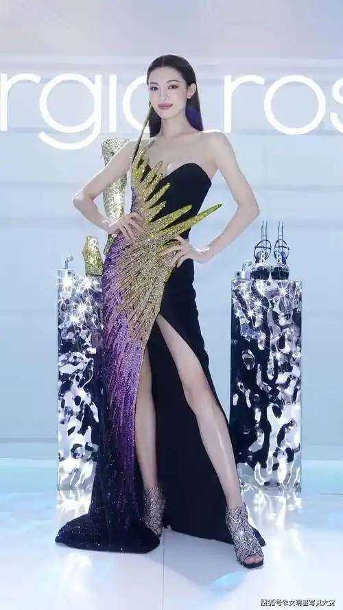 【钟楚曦性感写真美图】渐变亮片礼服,璀璨迷人,流光绮境美图_sergio