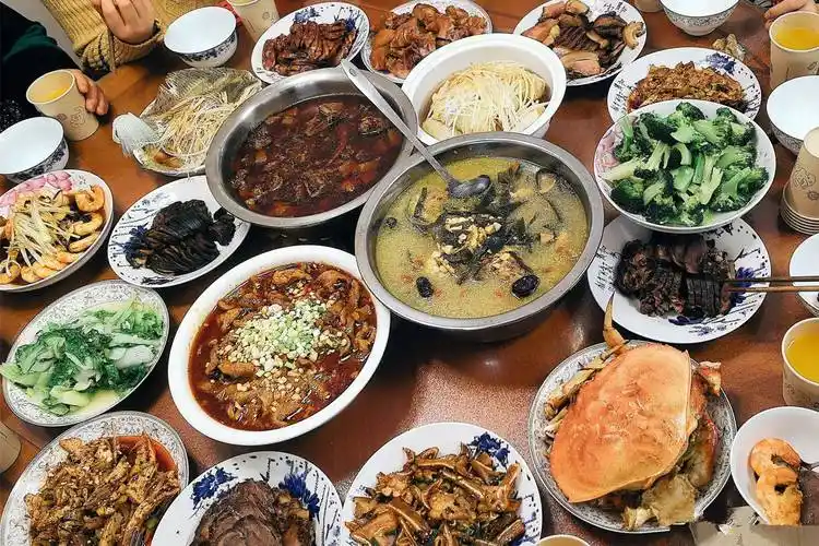 从佟丽娅看新疆的年夜饭,肉多菜少,也吃饺子,物产丰富就是好_面积