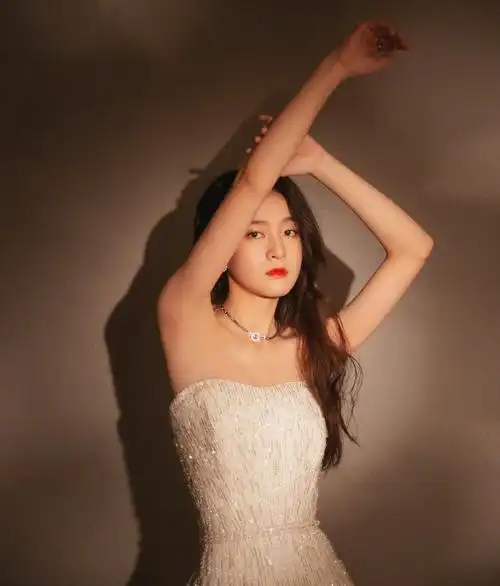 张雪迎抹胸长裙造型来袭肌肤白皙秀美丽身材