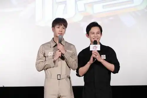 头号惊喜造势何炅变身店员小哥王嘉尔送秋裤