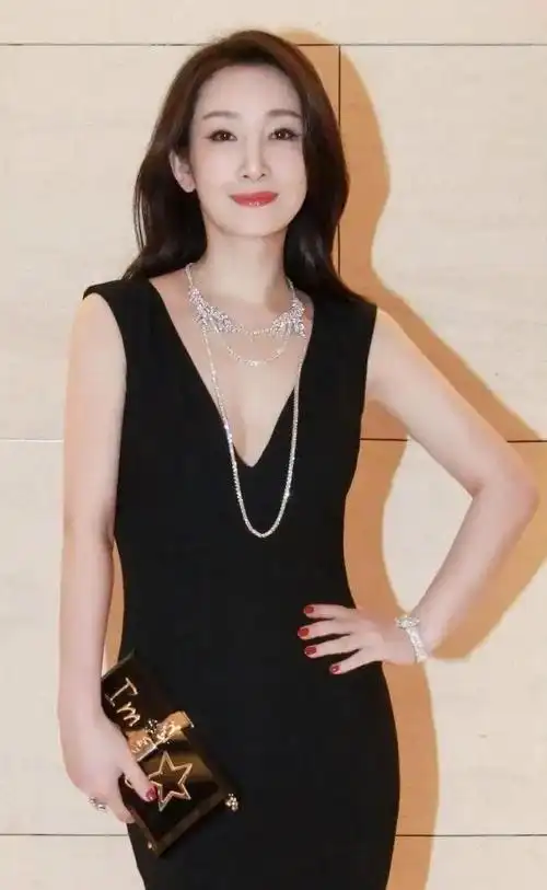 才貌双全的秦海璐,温婉可人,魅力无限的写真照!_高清图集_新浪网