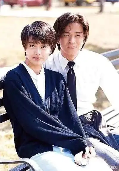 梁咏琪陈晓东罕见同台,22年发型未变,颜值冻龄还神撞脸