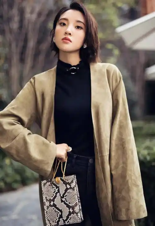 原创31岁唐艺昕好身材让人羡慕不已卫衣配马丁靴引领潮流显高显瘦