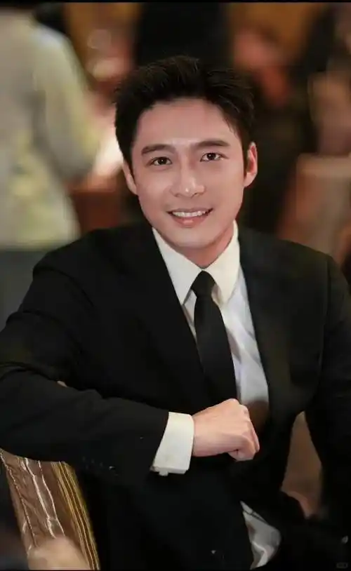 霍启刚兄弟罕合体,相差4岁差距大,40岁霍启山太帅气受富婆青睐