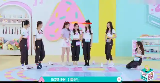 胡嘉欣168cm,张艺凡175cm,当两人站在一起,谁说谎了_身高