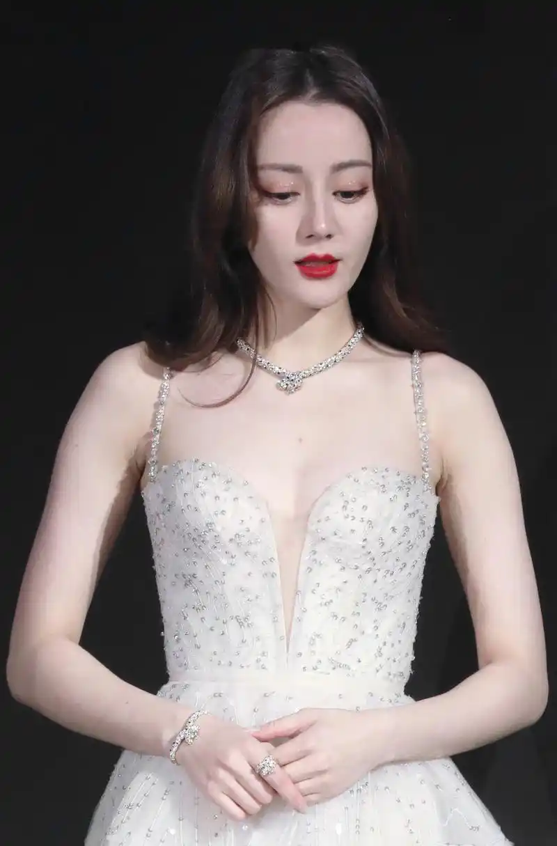 在星光大赏的盛典上星光熠熠, 迪丽热巴一袭纯白纱裙亮相,银色的吊带