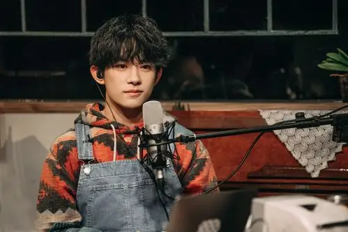 朋友请听好易烊千玺复古背带裤青春怀旧搭黑色皮带细腰瞩目