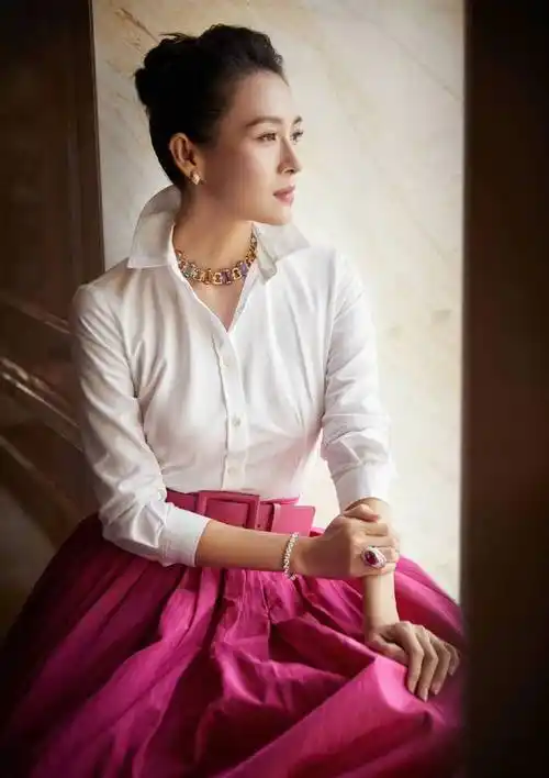 章子怡真要强,合照故意踮脚用力凹造型,扮嫩打扮不如李冰冰抢眼