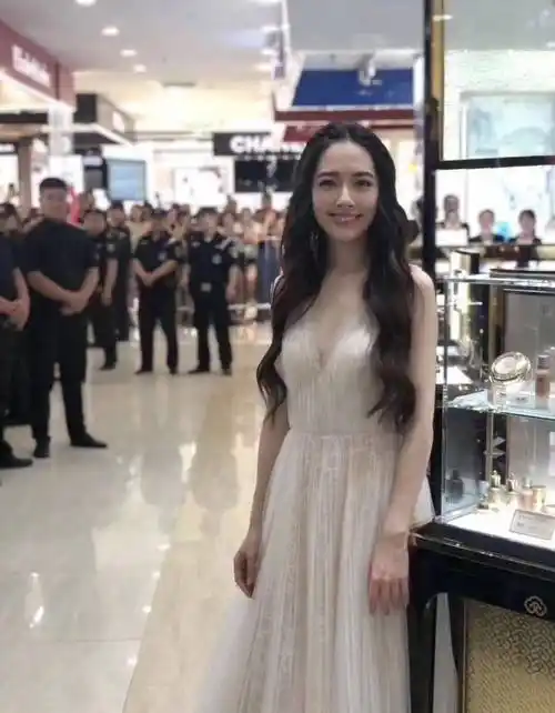 怀孕期间,郭碧婷的孕照很少被曝光,不过从这次的街拍照片来