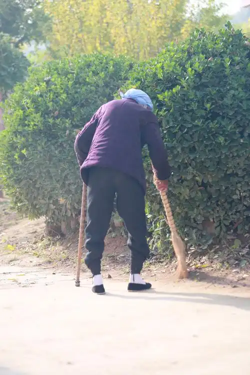 山西闻喜:堆后村有两位近百岁的小脚老人:柳金花,杨菊花,同年生日,同