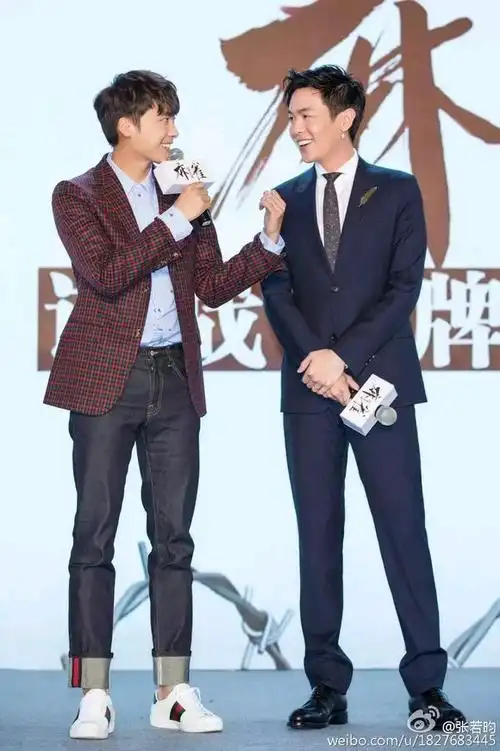 181cm的李易峰和181cm的张若昀 两大男神同框谁更帅?