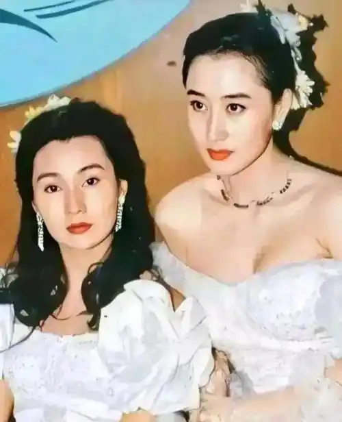 61岁利智双颊下垂,年轻时有多美,看她和女星的合照就知道答案了