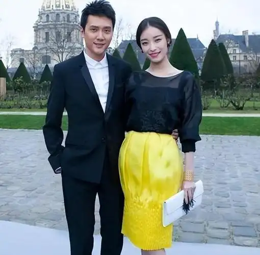 冯绍峰兴奋地拥着美人入怀,并誓言:若与倪妮分开,他就把自己的名字反