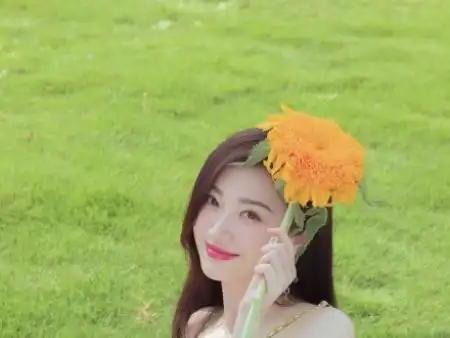 景甜野餐氛围感大片曝光 身穿绿色波点吊带裙清新甜美