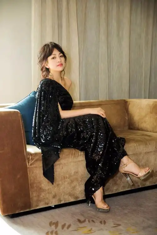 48岁的罗海琼太会穿了,一件白色衬衫配牛仔裤,简单又不乏时尚感