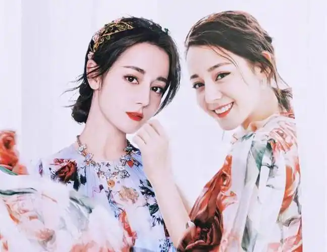 迪丽热巴拍时尚大片玩双生网友调侃迪丽热巴和迪丽冷巴