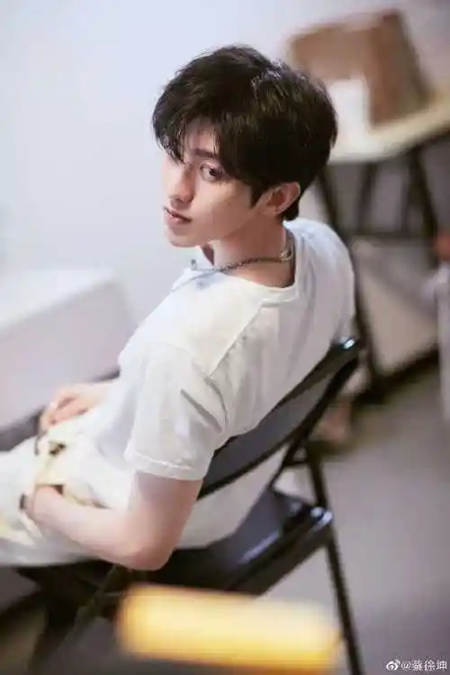 哥哥的白色t恤#蔡徐坤#|#蔡徐坤ins