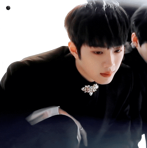 赖冠霖动图奶罐最可爱吧唧一口奶罐图cr侵删