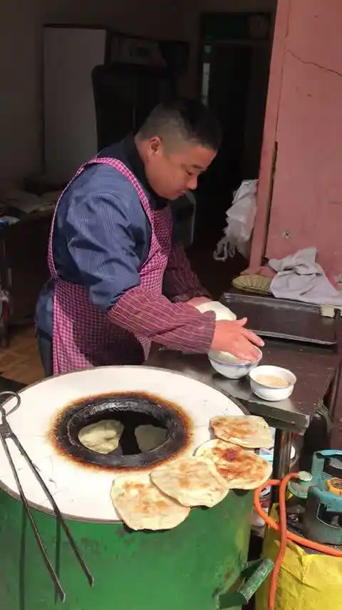 上山虎的微博         油酥烧饼,现场制作! 上山虎的微.