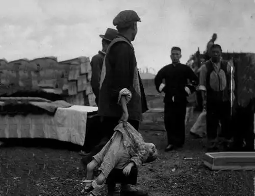 老照片:图1拎着被日军杀害的儿童尸体,图3闹饥荒小孩饿死在路边