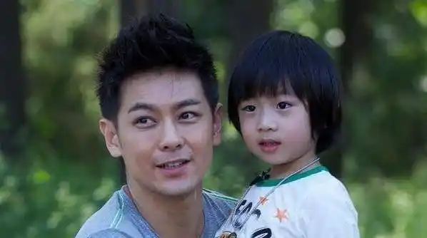 口最新合照,双胞胎出镜挡脸,以后3兄弟都不露脸了_儿子_林心如_陈若仪