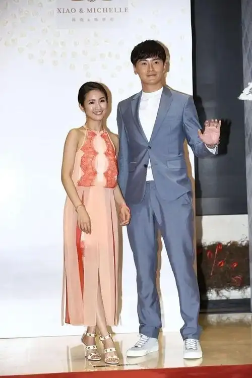 林依晨和郑元畅同框好养眼,穿橘色裙仍有偶像剧颜值,看着挺甜的|裙子