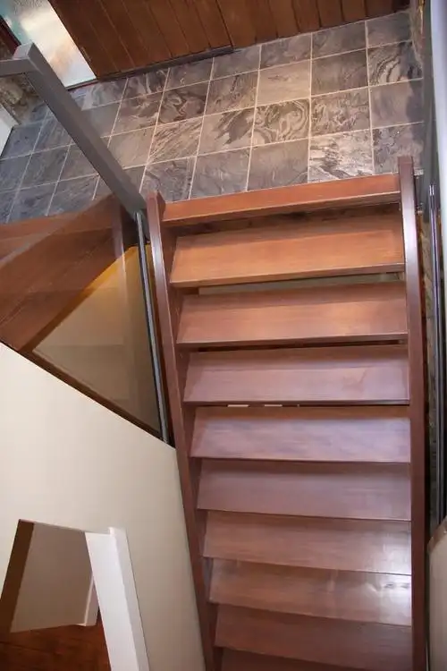 暗红色木质楼梯楼梯装修效果图