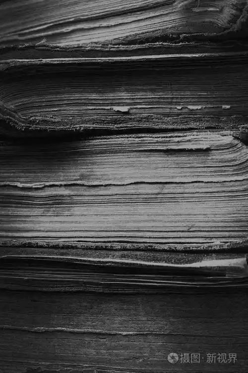 老残旧的明智书为背景黑白照片