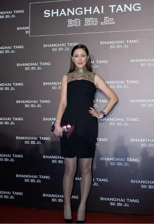 任达华眼光真不错老婆琦琦身材高挑有肉穿裹身裙时曲线太撩人