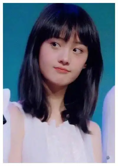 郑爽18岁素照最近火了!短发加白色连衣裙,网友:颜值一直在线!